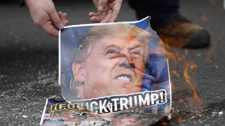 Queman afiches de Trump en Panamá en rechazo a la amenaza sobre el canal