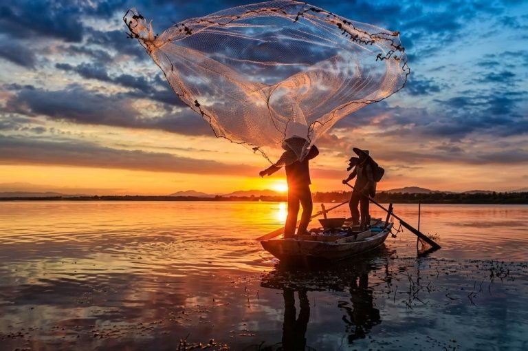 Pescadores de Sueños, Cultivadores de Almas, Salvadores del Mundo